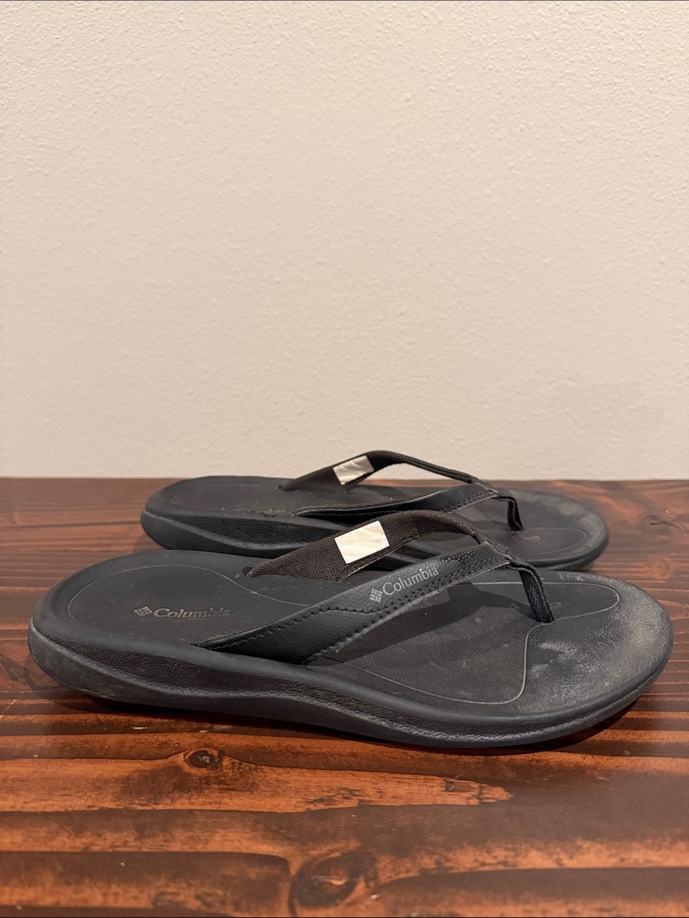 Columbia Women's Black Thong Sandal with Subtle Logo Accent Size: 7